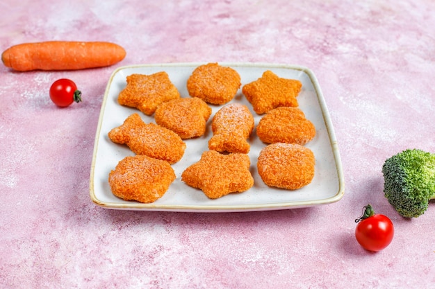 Foto gratuita deliciosos nuggets de pescado congelados.