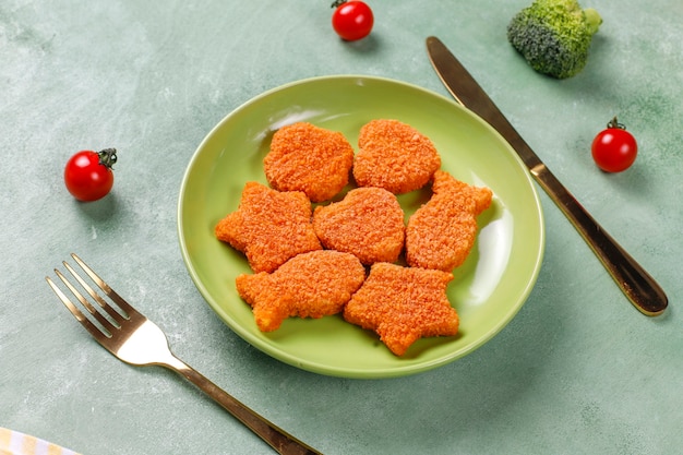 Deliciosos nuggets de pescado congelados.