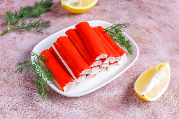 Deliciosos palitos de cangrejo preparados para comer.