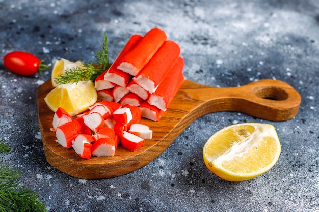 Deliciosos palitos de cangrejo preparados para comer.