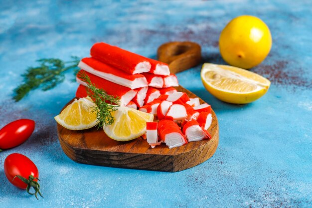 Deliciosos palitos de cangrejo preparados para comer.