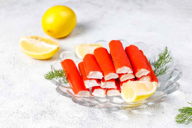 Deliciosos palitos de cangrejo preparados para comer.