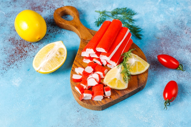 Deliciosos palitos de cangrejo preparados para comer.