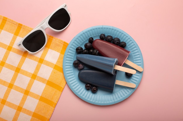 Foto gratuita deliciosos palitos de helado de arándanos