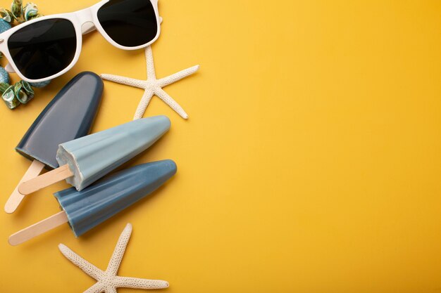 Deliciosos palitos de helado con gafas de sol