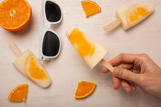 Deliciosos palitos de helado de naranja