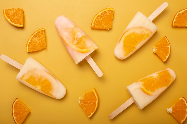 Deliciosos palitos de helado de naranja