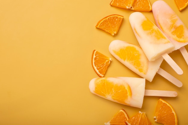 Deliciosos palitos de helado de naranja