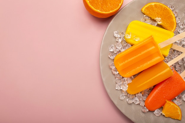 Foto gratuita deliciosos palitos de helado de naranja