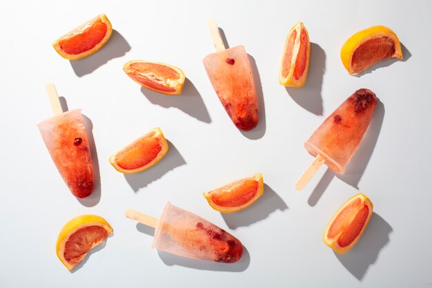 Deliciosos palitos de helado de naranja