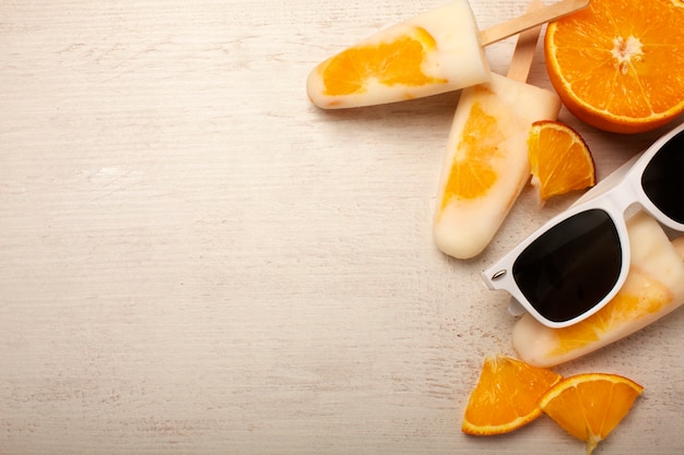 Deliciosos palitos de helado de naranja