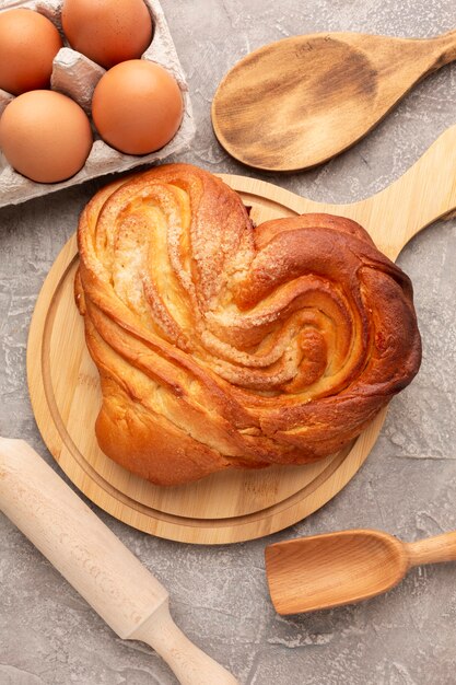 Deliciosos panecillos y huevos de cerca