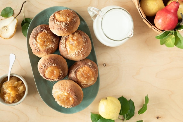 Foto gratuita deliciosos panes caseros con mermelada y peras frescas sobre un fondo de madera mini pasteles receta de cocina