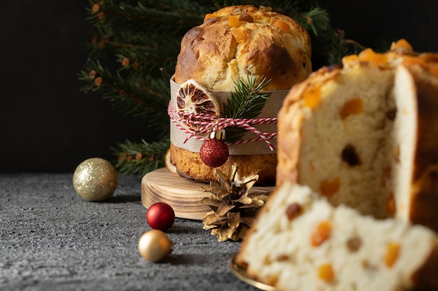 Deliciosos panettone y adornos.