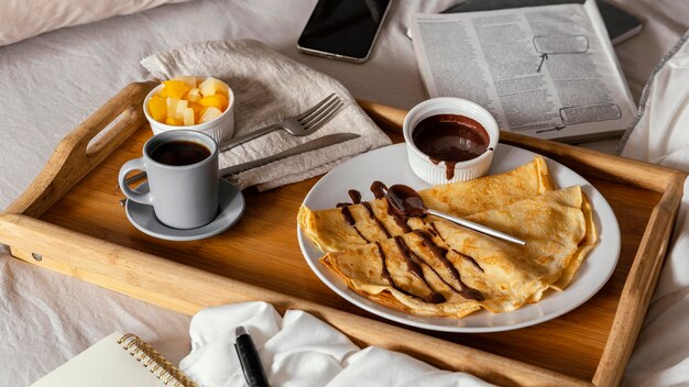 Deliciosos panqueques con alto ángulo de chocolate