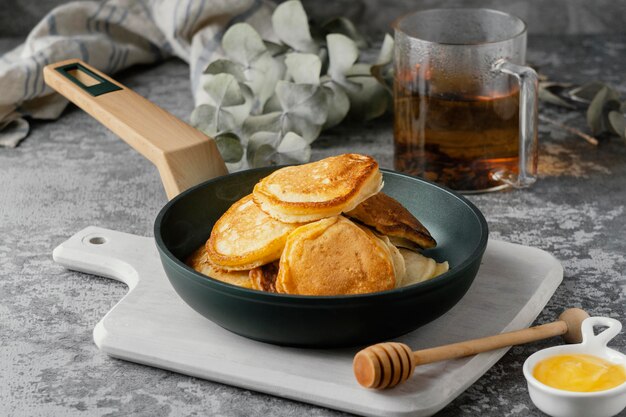 Deliciosos panqueques de alto ángulo en pan