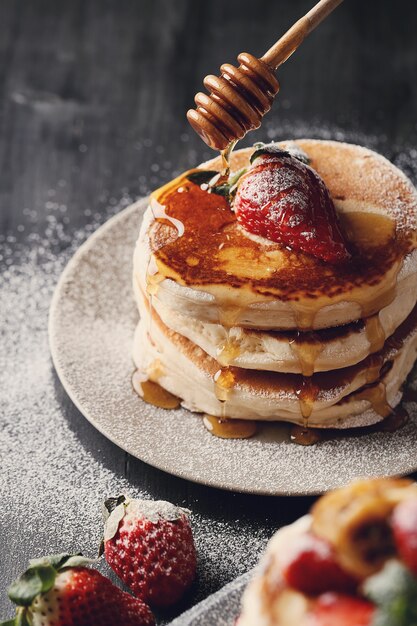 Deliciosos panqueques con fresas y miel