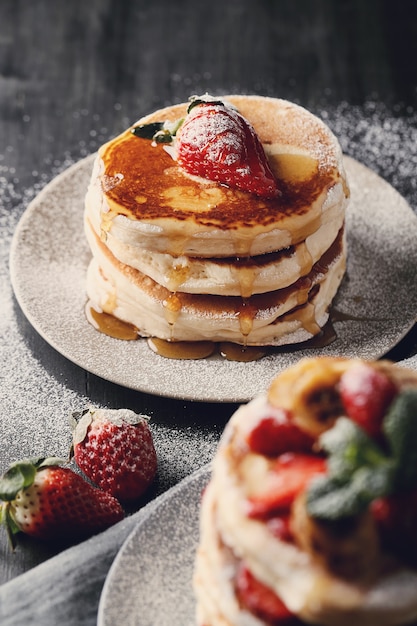 Deliciosos panqueques con fresas y miel