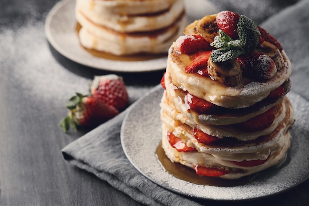 Deliciosos panqueques con frutas y miel.