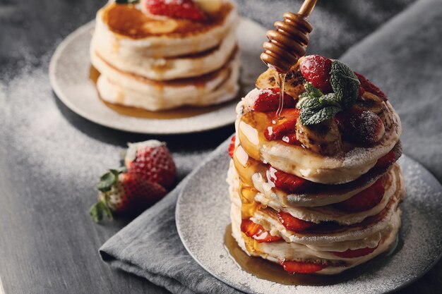 Deliciosos panqueques con frutas y miel.