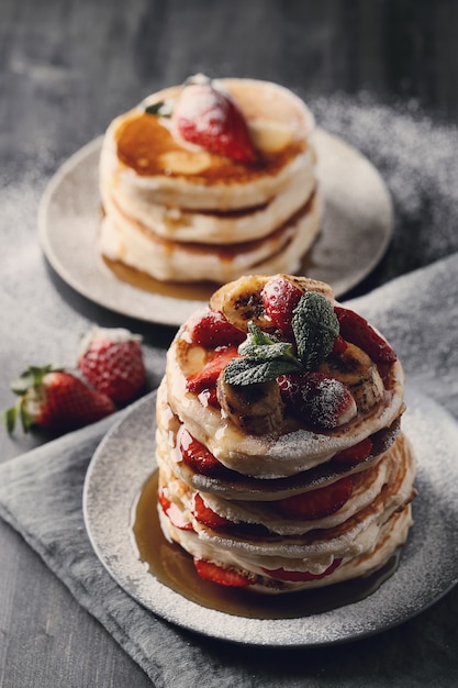 Deliciosos panqueques con frutas y miel.