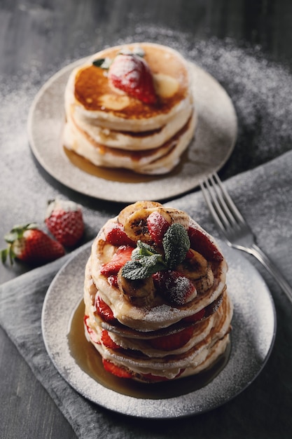 Deliciosos panqueques con frutas y miel.