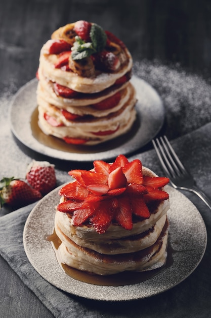 Deliciosos panqueques con frutas y miel.