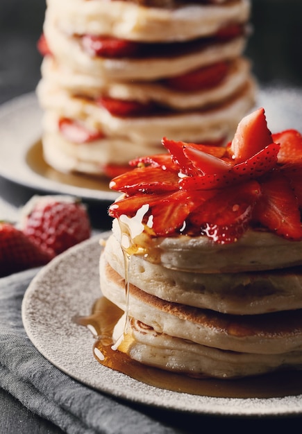 Deliciosos panqueques con frutas y miel.