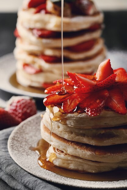 Deliciosos panqueques con frutas y miel.