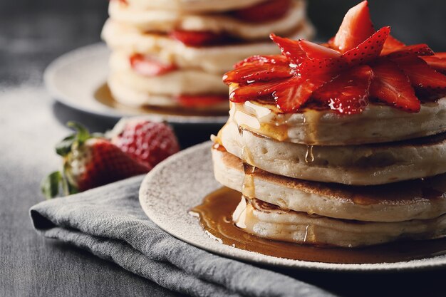 Deliciosos panqueques con frutas y miel.