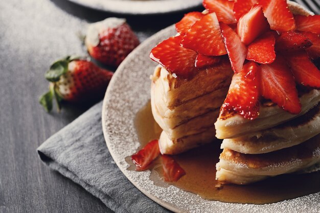 Deliciosos panqueques con frutas y miel.