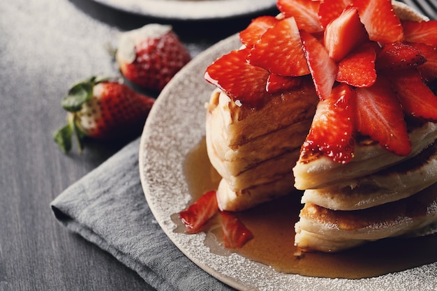 Deliciosos panqueques con frutas y miel.