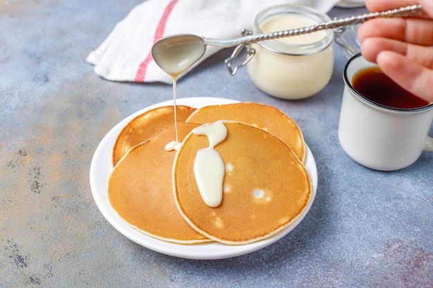 Foto gratuita deliciosos panqueques con leche condensada.