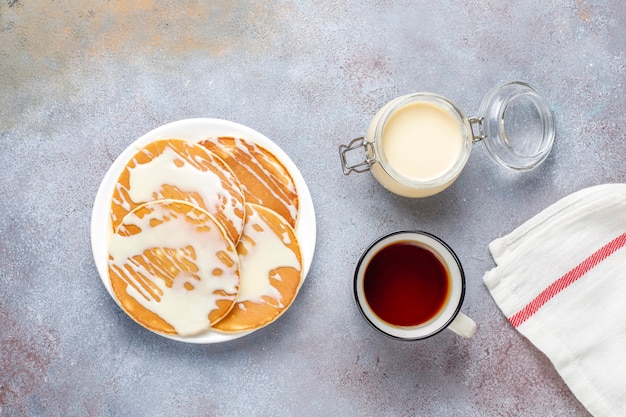 Deliciosos panqueques con leche condensada.