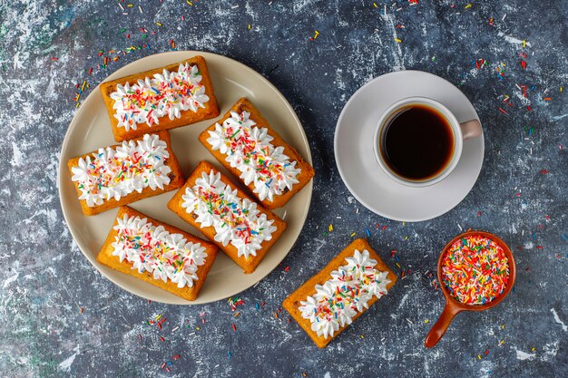 Deliciosos pasteles caseros de frutas pequeñas, pasteles de pasas, vista superior