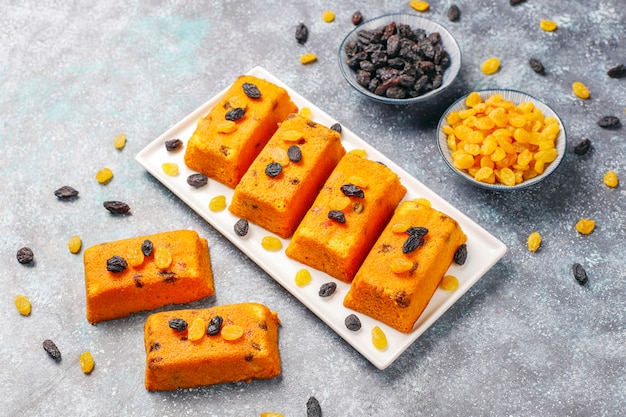 Deliciosos pasteles caseros de frutas pequeñas, pasteles de pasas