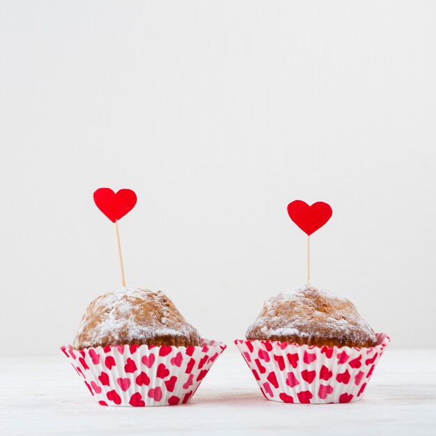 Deliciosos pasteles con corazones en varitas.