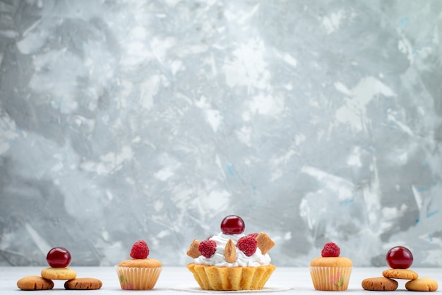 Deliciosos pasteles con frambuesas y galletas en bizcocho ligero baya dulce hornear fruta