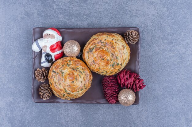 Deliciosos pasteles con juguetes navideños y piñas.