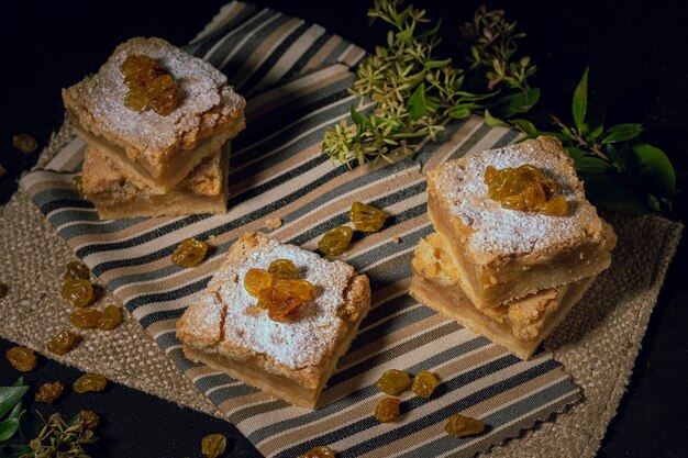 Deliciosos pasteles de pasas sobre tela de arpillera.