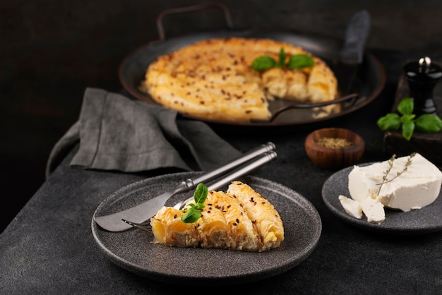 Deliciosos pasteles en un plato de alto ángulo