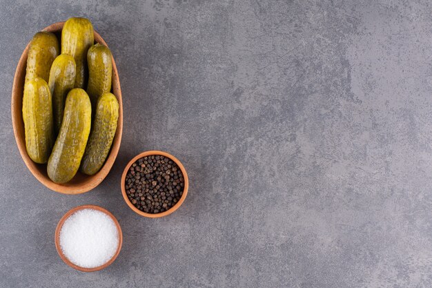 Deliciosos pepinos en escabeche marinados con granos de sal y pimienta.