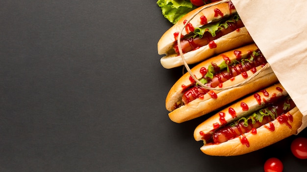 Deliciosos perros calientes en bolsa de plástico.