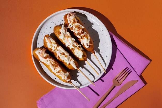 Deliciosos perros de maíz en el plato sobre la vista