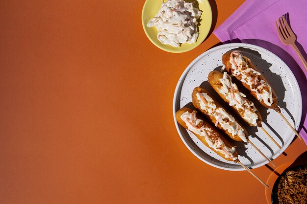 Deliciosos perros de maíz en un plato con vista superior del espacio de copia