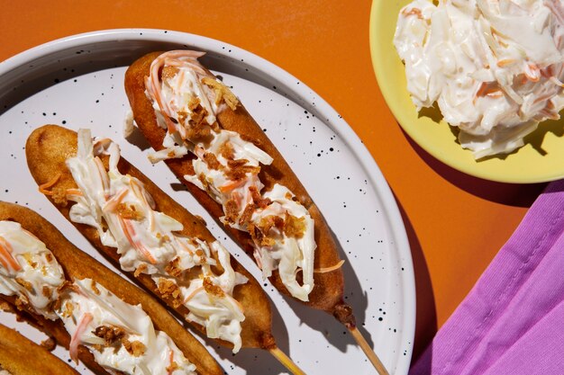 Deliciosos perros de maíz en la vista superior de la placa