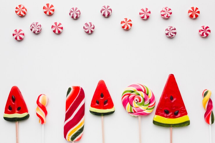 Foto gratuito deliciosos piruletas y dulces en la mesa blanca