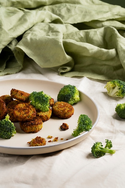 Foto gratuita deliciosos platos de verduras de naturaleza muerta