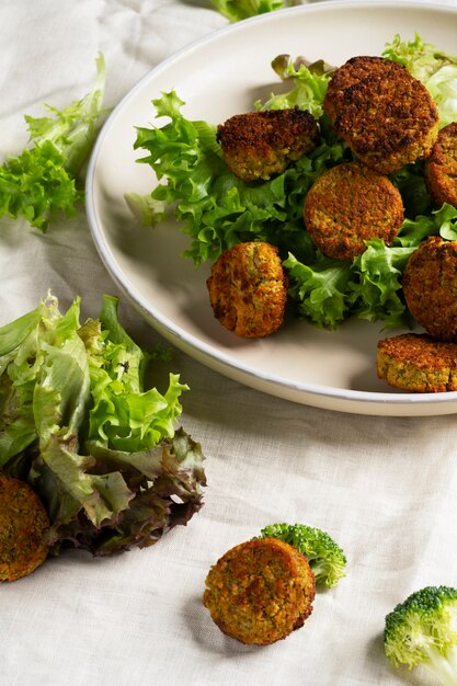 Deliciosos platos de verduras de naturaleza muerta