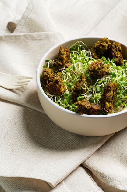 Deliciosos platos de verduras de naturaleza muerta